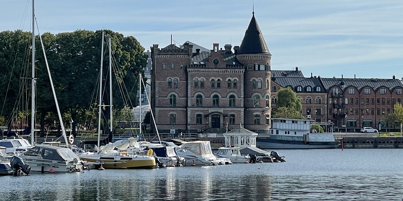 Gula Hunden har sitt kontor i Tornhuset i Gustavsbergs hamn. 